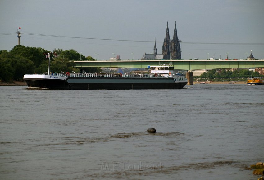 PKW aus Rhein geborgen Koeln Riehl Hoehe AXA Hochhaus P14.JPG